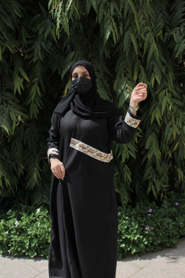 ⁦عباية سوداء لينين بشريط زخرفي تراثي⁩ - الصورة ⁦6⁩